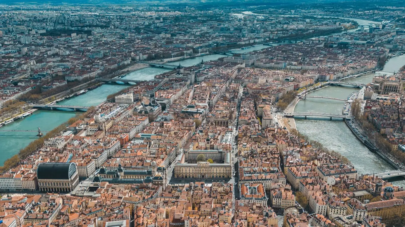 Vue aérienne de la Presqu’île de Lyon, resserrée entre la Saône et le Rhône